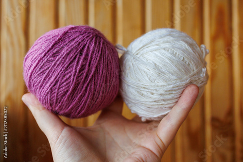 Fotografie Two yarn skeins in hand with matching knitting color combination