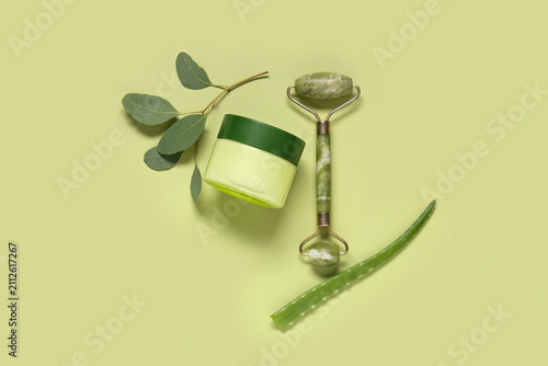 Face massage roller and cre...