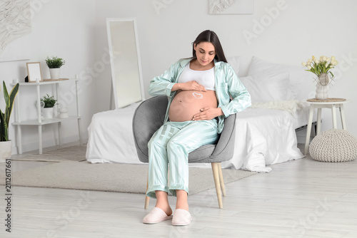 Young pregnant woman with h...