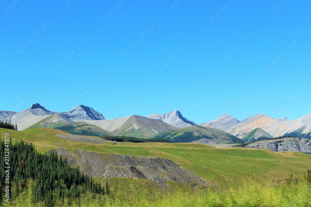 Obraz premium Canadian Rocky Mountains beneath a brilliant blue summer sky