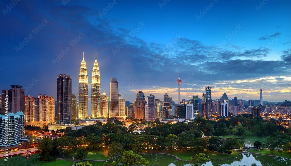 Fototapeta premium kuala lumpur malaysia skyline at dusk over the park