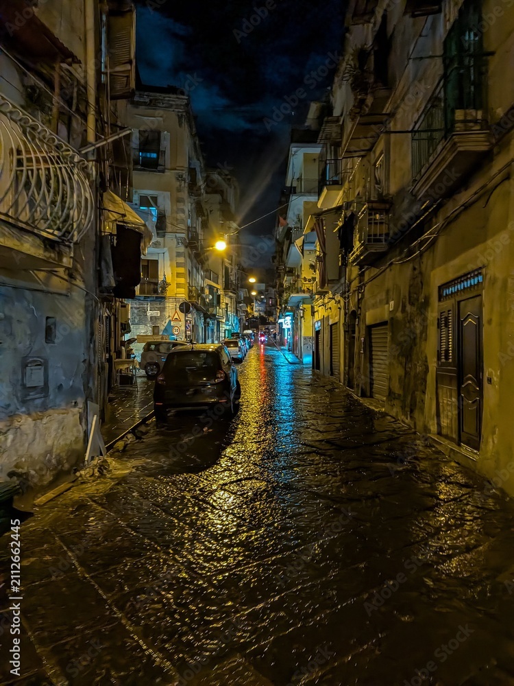 Obraz premium Atmospheric Rainy Alley in Naples at Night