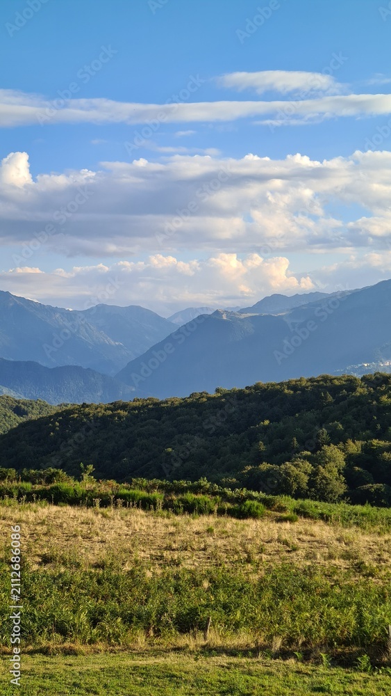 Fototapeta premium La haute-vallée de l'Ariège et la frontière de l'Andorre au bout vues depuis le col du Chioula, au-dessus d'Ax-les-Thermes (Pyrénées ariégeoises)