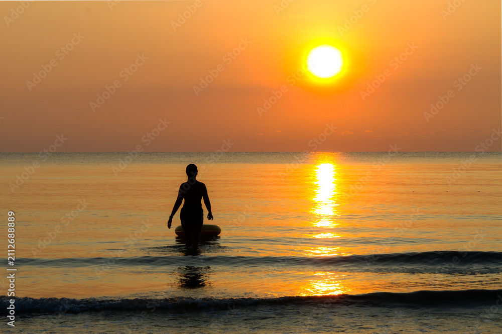 Fototapeta premium Woman with sunrise and silhouette