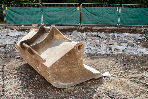 Cuadro en lienzo An excavator bucket positioned on a construction site