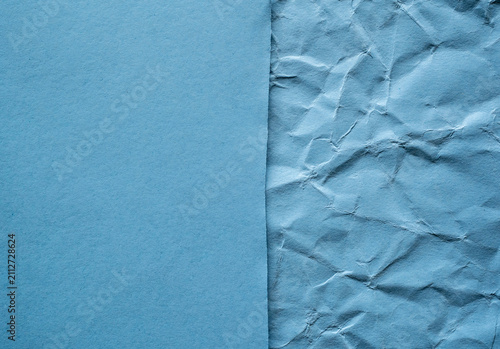 Textura de papel azul arrugado con fondo dividido y espacio para texto