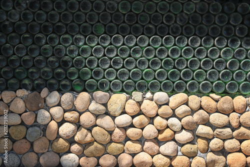 Foto Close-up of Creative Decor Wall Spliced with Glass Bottle Bottoms and Cobbleston
