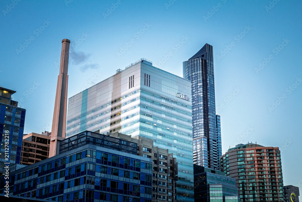 Obraz premium TORONTO, CANADA - DECEMBER 21, 2016: The SickKids building, also known as the Hospital for Sick Children in toronto, representing pediatric care, medical research, and Canadian healthcare.
