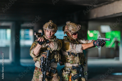 Obraz na plátně Military tactical operator aims pistol during sidearm drill in abandoned concret