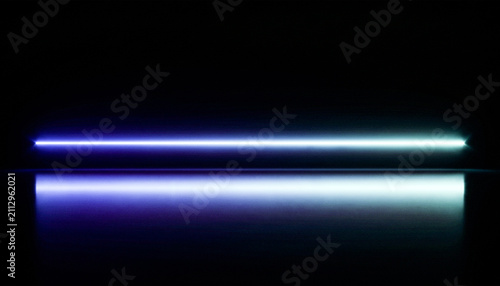 фотографія Horizontal blue and green neon light glowing on black reflective background