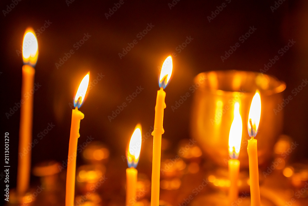 Obraz premium Many burning wax candles in the orthodox church or temple