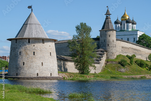 Fotografía At the ancient Pskov kremlin on a sunny June day. Pskov, Russia
