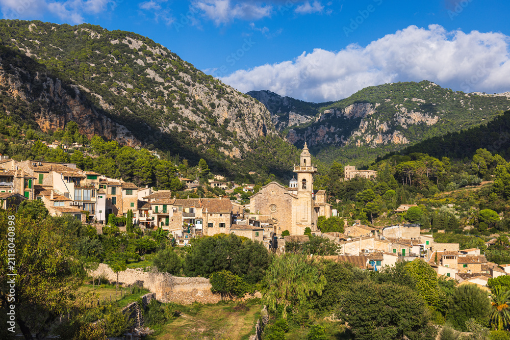 Obraz premium In the historic center of Valldemossa