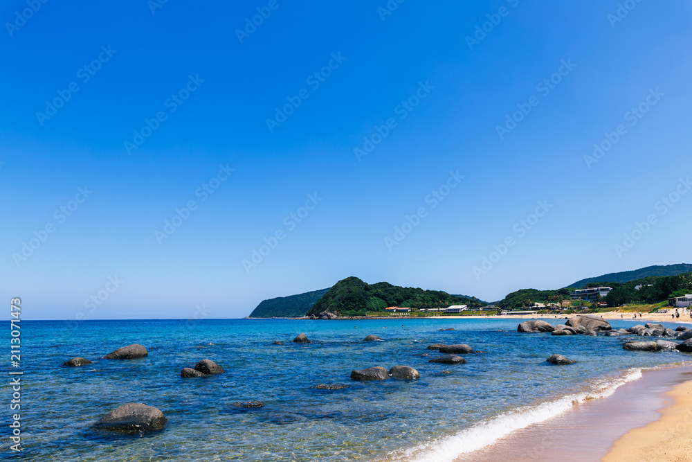Obraz premium 快晴の青空と透き通る美しい海、海岸線の風景