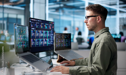 Cuadro en lienzo Young IT Specialist Monitors Real-time Network Performance