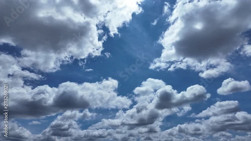 陽光を受けながら流れていく雲