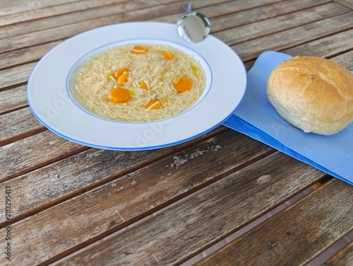 Nudelsuppe mit Möhren