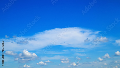 Quadro su tela cirrus and light clouds stretch across a blue sky on a sunny clear day