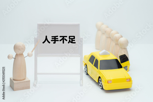 人手不足で深刻化するタクシー待ちの長い行列