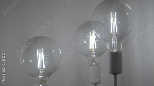 Foto Row of classic filament light bulbs illuminating a cozy space