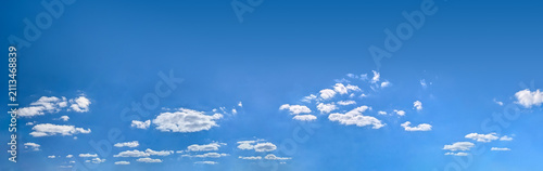 Foto A feathery fanning of cumulus clouds in a serene, empty blue sky atmosphere
