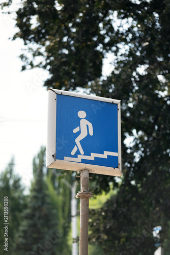 Foto Blue pedestrian underpass road sign marking an underground street crossing