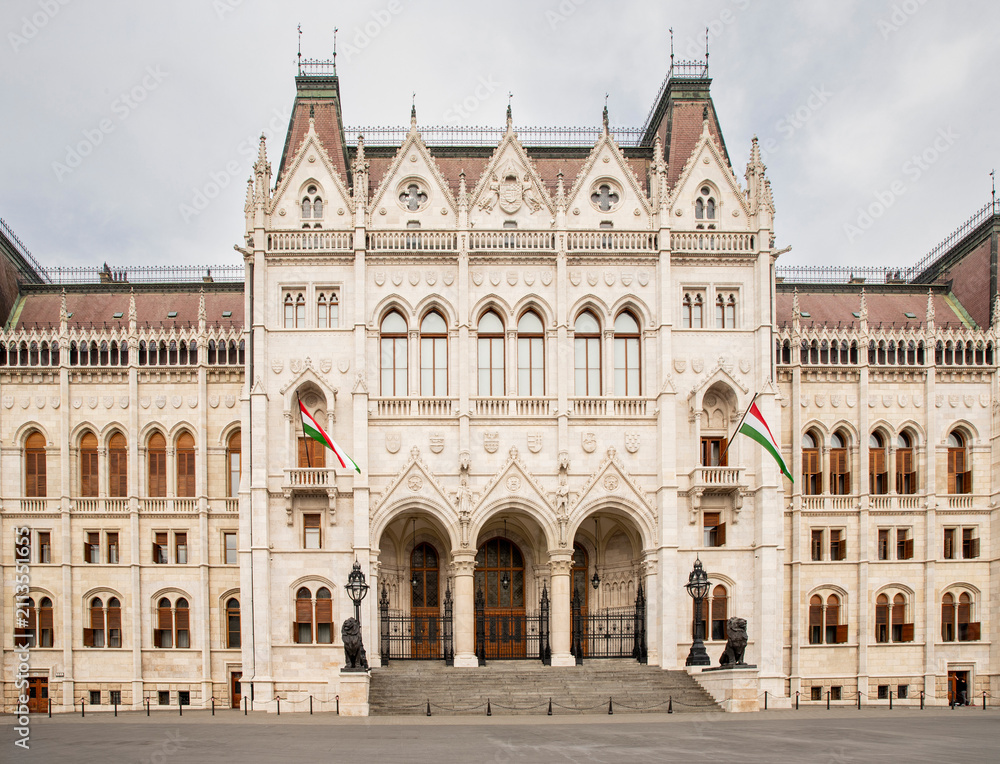 Obraz premium magnificent historic parliament building featuring rich architectural ornamentation details