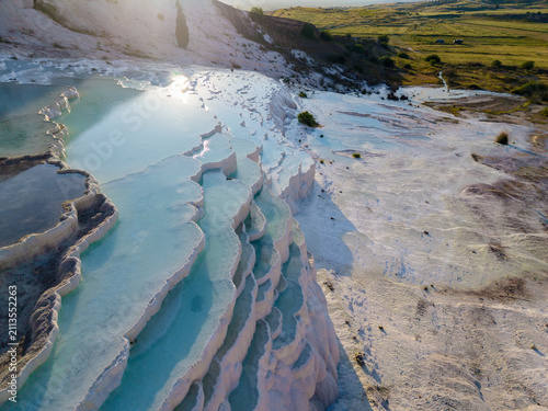 Foto Stunning turquoise terraces of Pamukkale, a natural wonder in Turkey