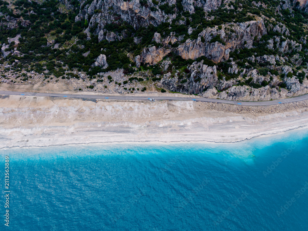 Fototapeta premium Breathtaking views of Salda Lake in Turkey with stunning turquoise waters and rocky landscape