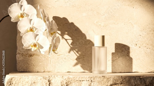 Minimalistische Kosmetikflasche mit weißen Orchideen im warmen Sonnenlicht