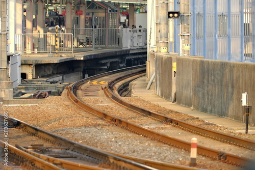 夕暮れ時の光に照らされる美しいカーブを描く線路と鉄道インフラの風景