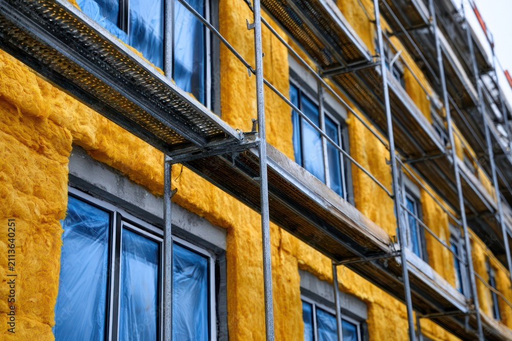 Obraz premium Scaffolding on building facade during thermal insulation