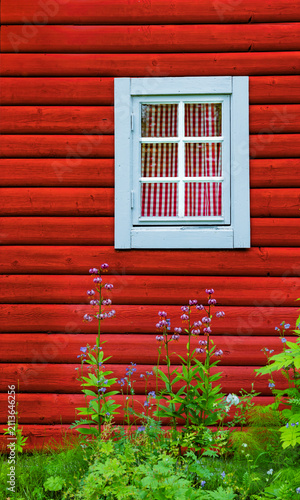 Fenster mit karierten Gardinen in einem roten schwedenhaus