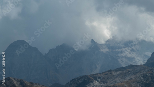 Foto A powerful, close-up landscape photograph capturing the rugged, high-altitude peaks of a Swiss mountain range