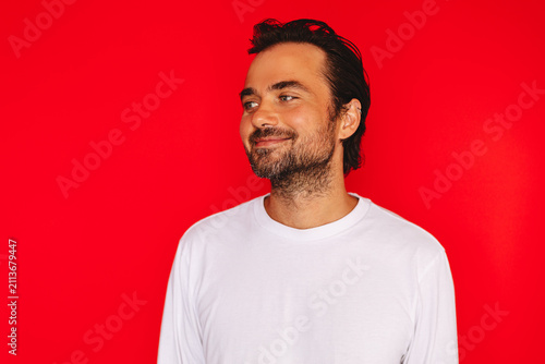 Konstfotografi Studio Portrait of a Young Caucasian Man with Dark Hair and Beard Wearing White