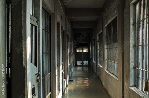 Fotografía A corridor within a detention facility or correctional institution