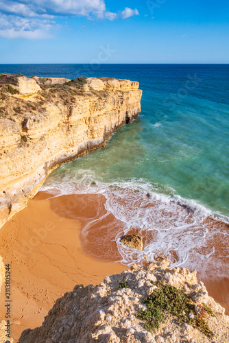 Vista vertical deslumbrante com vista para uma praia no Algarve - Portugal