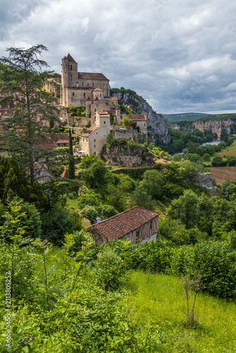 Vieux village à flanc de falaise de Saint-Cirq-Lapopie en Occitanie - France