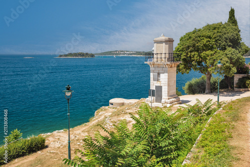 Canvastavla Scenic coastal view with historic lighthouse in Rovinj, Croatia.