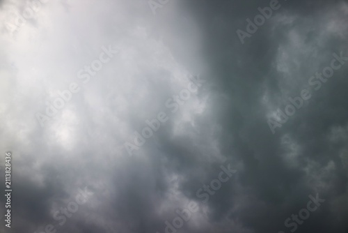 Foto This photo shows a sky that looks cloudy, filled with thick and dense dark gray clouds typical of stratus or cumulonimbus clouds which indicate that it will rain