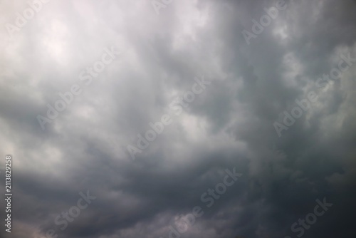 Foto This photo shows a sky that looks cloudy, filled with thick and dense dark gray clouds typical of stratus or cumulonimbus clouds which indicate that it will rain