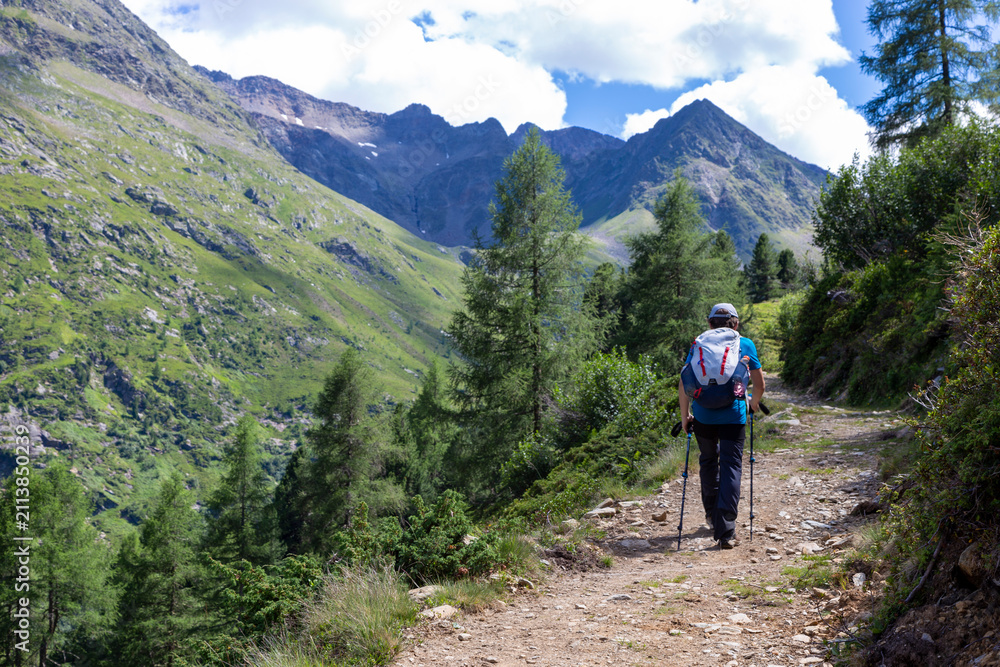 Fototapeta premium Tourist wandert in den Alpen in Österreich