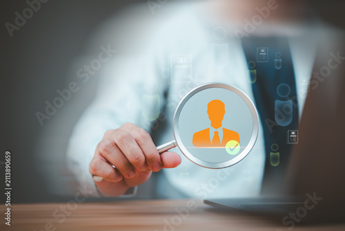 Fotografía A recruitment manager reviews qualified candidates through digital screening, talent acquisition, employee selection, resume evaluation, workforce planning, hiring process, human resources technology