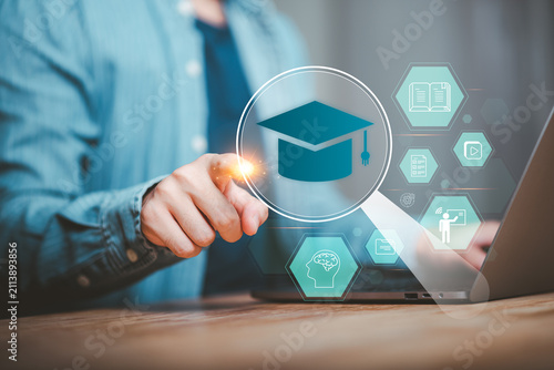 Foto Online instructor exploring e-learning, digital education, online course, graduation, virtual classroom, professional training, certification, knowledge, education technology, learning platform