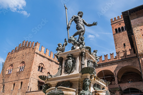 Obraz na plátně Fountain of Neptune (Fontana del Nettuno) located in the eponymous square, Neptune Square, next to Piazza Maggiore