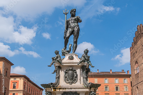 Obraz na plátně Fountain of Neptune (Fontana del Nettuno) located in the eponymous square, Neptune Square, next to Piazza Maggiore