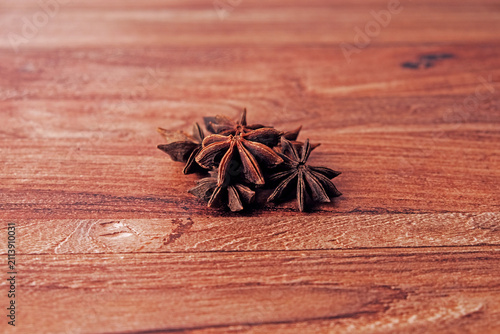Canvastavla Star anise pods rest on warm wooden surface