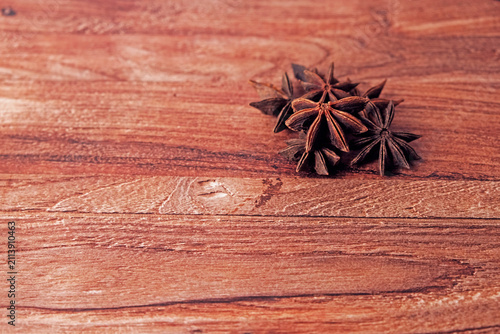 Canvastavla Star anise pods rest on warm wooden surface