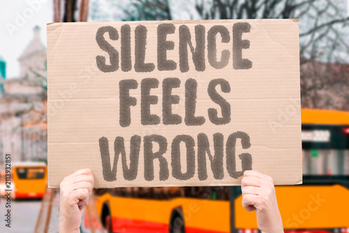Quadro su tela "Silence Feels Wrong" The city rarely goes fully quiet