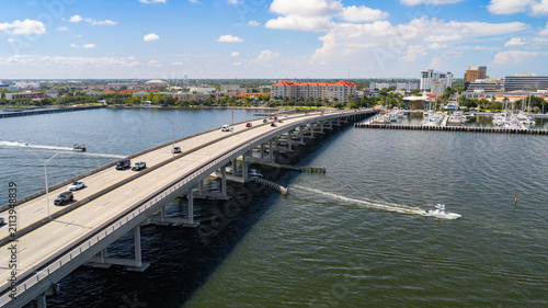 Foto Aerial view of the Green Bridge connecting Palmetto to downtown Bradenton, FL